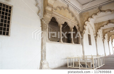 Diwani Arm 中的皇帝座位，曾用作普通觀眾廳 [印度阿格拉堡] 117699868