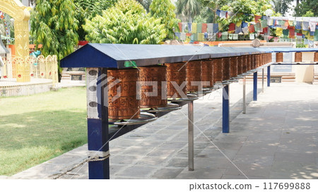 Moolagandakthi 寺廟，場地內的轉經筒 [印度鹿野苑] 117699888