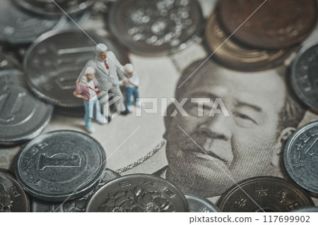 微型家庭和澀澤榮一紙幣 117699902