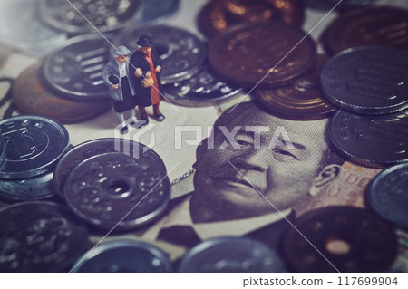 A miniature senior couple and a banknote of Eiichi Shibusawa 117699904