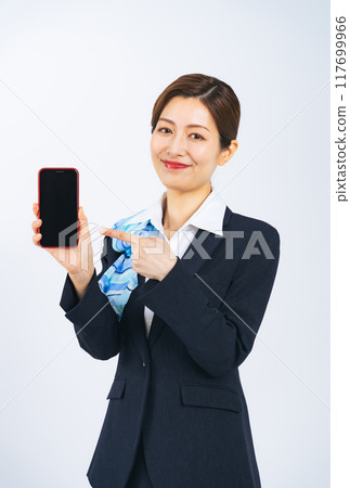 A woman in the service industry showing her smartphone screen 117699966