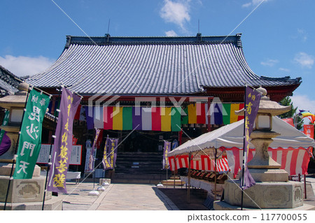 The main hall shines against the blue midsummer sky [Kinomoto Jizoin Temple] 117700055