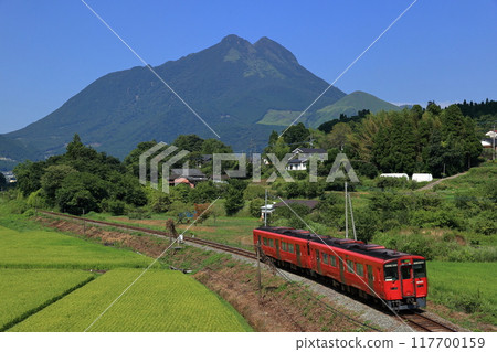 吉波200普通列車在久大本線行駛，背景是由布山 117700159