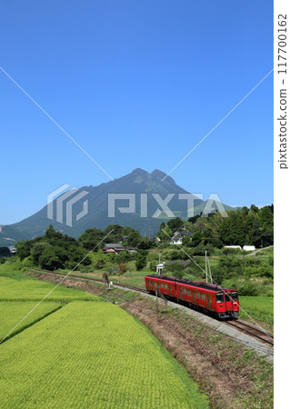 吉波200普通列車在久大本線行駛，背景是由布山 117700162