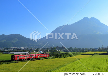 吉波200普通列車在久大本線行駛，背景是由布山 117700163