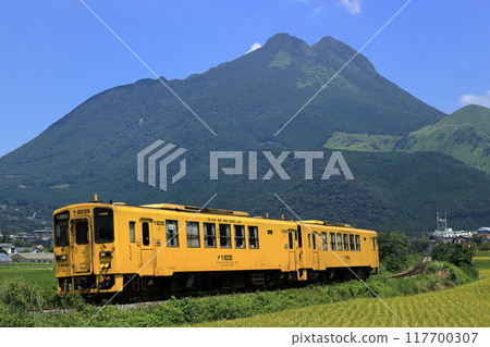 吉波125號普通列車在久大本線行駛，背景是由布山 117700307