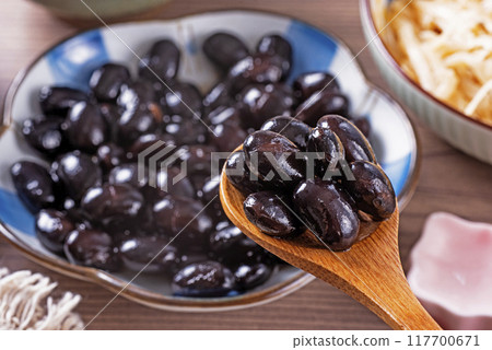 Sweet simmered black beans   117700671