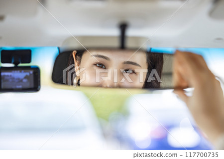 A woman on the room mirror 117700735