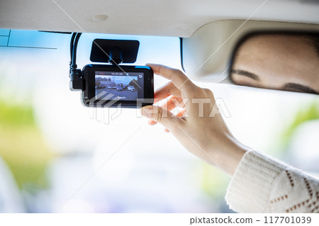 一位女士正在調整行車記錄器的位置 117701039