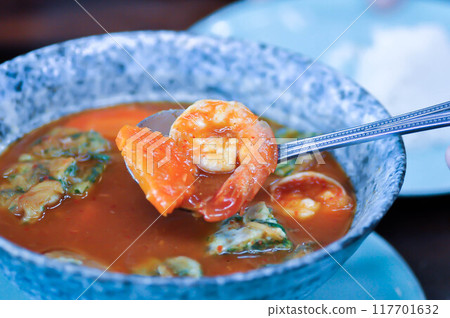 shrimp soup or Thai soup , Thai sour soup or shrimp , vegetable and fried egg soup shrimp soup or Thai soup , Thai sour soup or shrimp , vegetable and fried egg soup 117701632