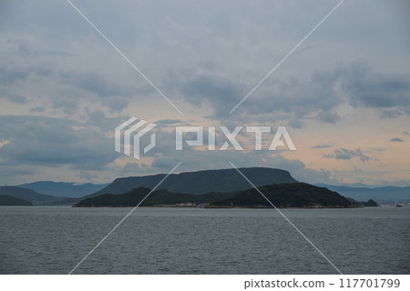 從渡輪上看到的屋島日落 從渡輪上看到的屋島日落 117701799