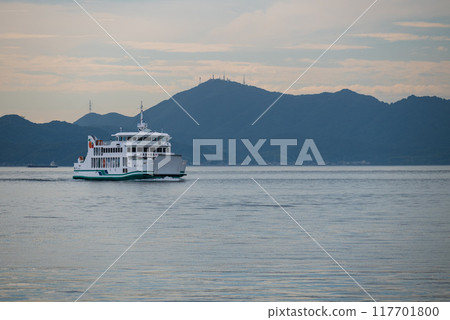 傍晚抵達豐島家浦港的渡輪 傍晚抵達豐島家浦港的渡輪 117701800