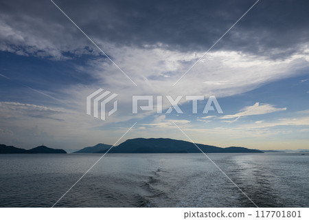 黃昏時分離開島嶼的航行 117701801