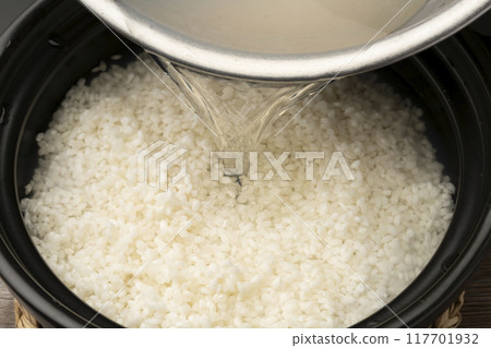 Clam rice. Clam rice cooked in a clay pot. Put clam seasoning into the clay pot. Clam rice. Clam rice cooked in a clay pot. Put clam seasoning into the clay pot. 117701932