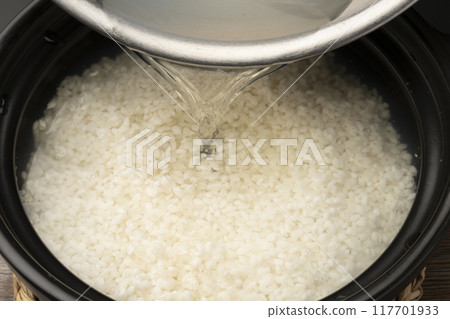 Clam rice. Clam rice cooked in a clay pot. Put clam seasoning into the clay pot. Clam rice. Clam rice cooked in a clay pot. Put clam seasoning into the clay pot. 117701933