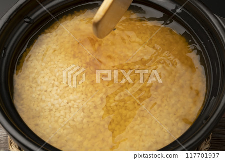 蛤蜊飯 用砂鍋煮熟 將蛤蜊調味料放入砂鍋中 蛤蜊飯 用砂鍋煮熟 將蛤蜊調味料放入砂鍋中 117701937