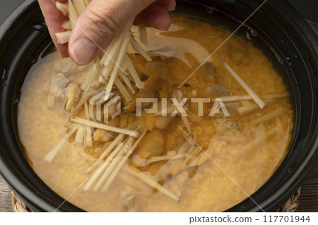 Clam rice. Clam rice cooked in a clay pot. Put clam seasoning into the clay pot. Clam rice. Clam rice cooked in a clay pot. Put clam seasoning into the clay pot. 117701944