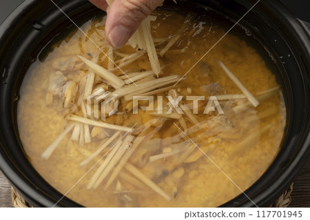 Clam rice. Clam rice cooked in a clay pot. Put clam seasoning into the clay pot. Clam rice. Clam rice cooked in a clay pot. Put clam seasoning into the clay pot. 117701945