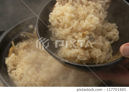 Clam rice served with a rice scoop 117701985