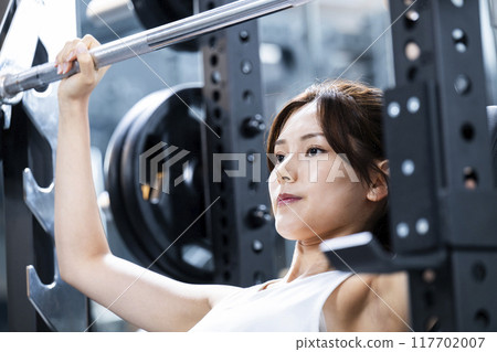Young woman training in a sports gym 117702007