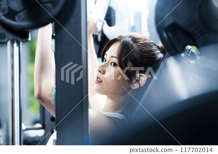 Young woman training in a sports gym 117702014