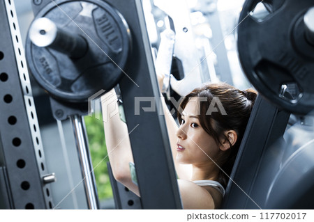 Young woman training in a sports gym 117702017