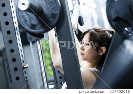Young woman training in a sports gym 117702018