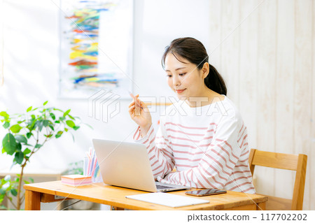 女家庭主婦使用個人計算機 117702202
