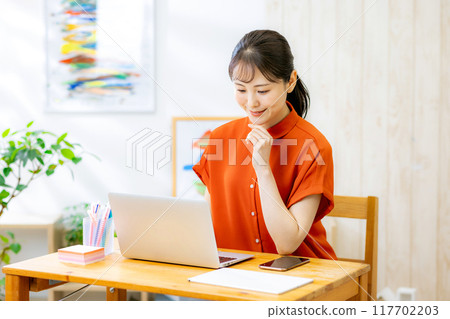 通過遠程辦公開會的年輕女子 117702203
