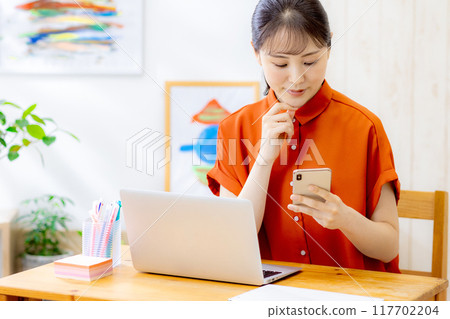 通過遠程辦公開會的年輕女子 117702204