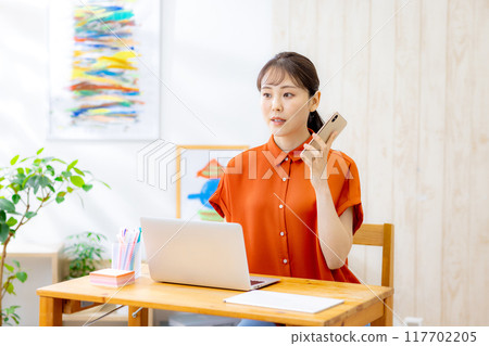 通過遠程辦公開會的年輕女子 117702205