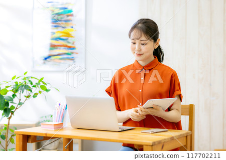 Business woman using tablet 117702211