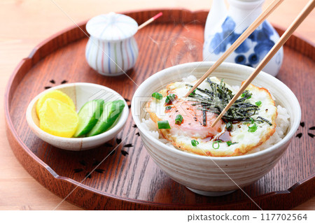一個簡單的煎蛋碗（米飯上面放一個煎蛋）就可以了。 117702564