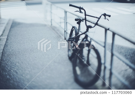 自行車停在路邊 自行車停在路邊 117703060