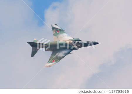 航空自衛隊RF-4E「幻影II」偵察機盤旋 117703616