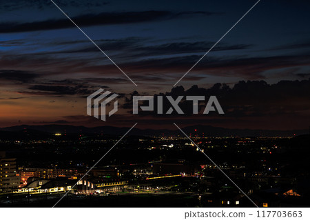 京都府最南端木津川市城山台的夜景 木津的路燈和夕陽的餘輝 在俯瞰木津町的山上#2。 京都府最南端木津川市城山台的夜景 木津的路燈和夕陽的餘輝 在俯瞰木津町的山上#2。 117703663