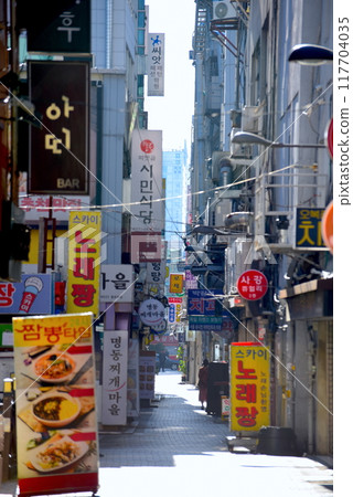 韓國一條路兩旁都是彩色的招牌 117704035