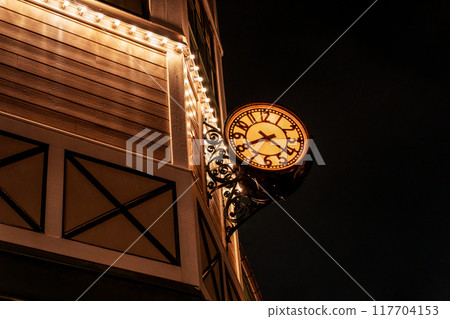 A classic watch that shines at night 117704153