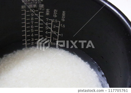 Preparing to cook rice (rice cooker pot) 117705761