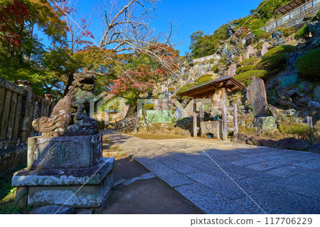 神奈川縣鎌倉市秋天的建長寺半佛殿參道上的長頭屋 神奈川縣鎌倉市秋天的建長寺半佛殿參道上的長頭屋 117706229