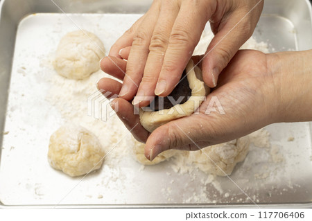 Steamed buns, carbonated buns, bean paste wrapped in bun dough 117706406