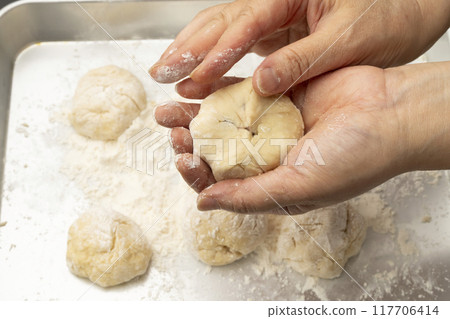 Steamed buns, carbonated buns, bean paste wrapped in bun dough 117706414
