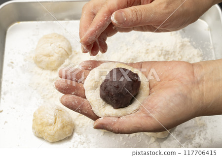 Steamed buns, carbonated buns, bean paste wrapped in bun dough 117706415