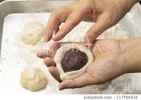 Steamed buns, carbonated buns, bean paste wrapped in bun dough 117706416