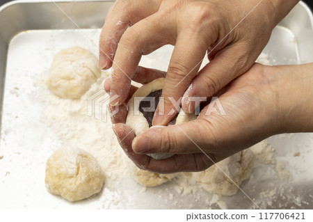 Steamed buns, carbonated buns, bean paste wrapped in bun dough 117706421