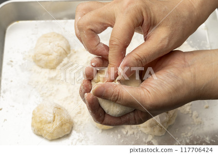 Steamed buns, carbonated buns, bean paste wrapped in bun dough 117706424