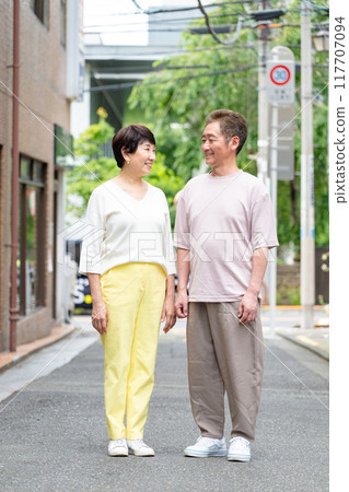 A good senior couple 117707094