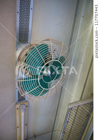 火車上的昭和復古電風扇 火車上的昭和復古電風扇 117707443