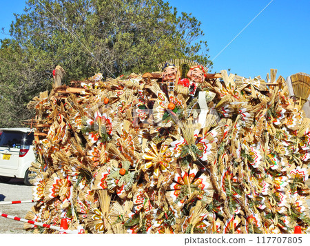 丼燒是焚燒新年裝飾品和注繩門松以祈求的節日。 丼燒是焚燒新年裝飾品和注繩門松以祈求的節日。 117707805