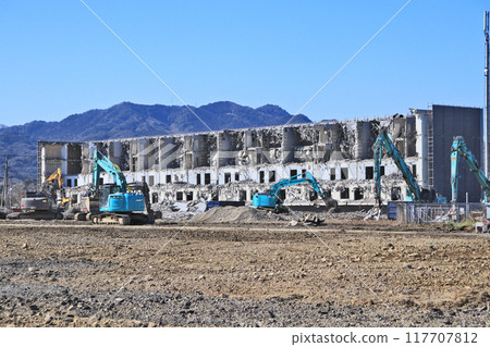 Removing a concrete wall at a building demolition construction site 117707812